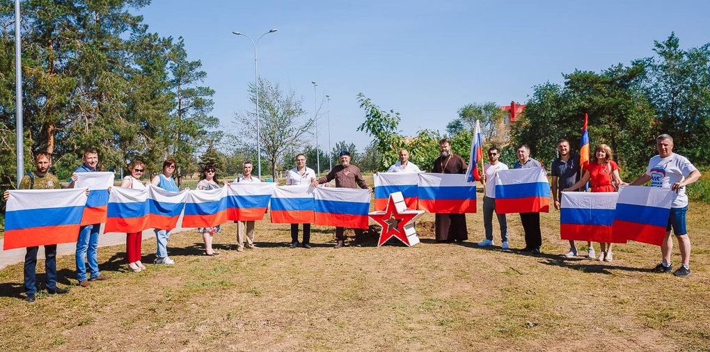 Волгоградская город волжский новости. Сквер дружбы Волжский. Активисты города Волжского. Аллея дружбы Нижний Новгород флаги. Флажки аллея.